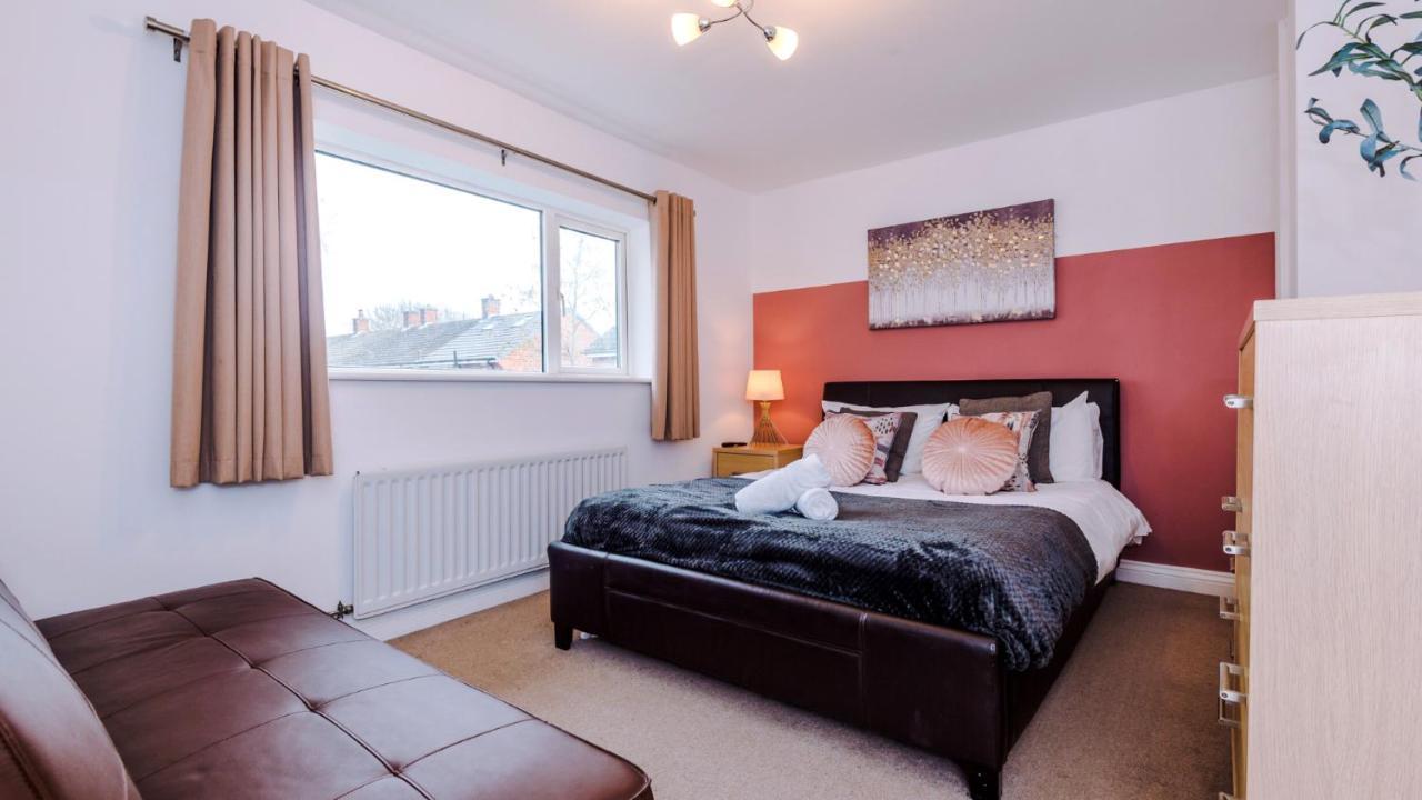 Newhall Road - 4 Bedroom Chester Home - Parking Wervin 외부 사진