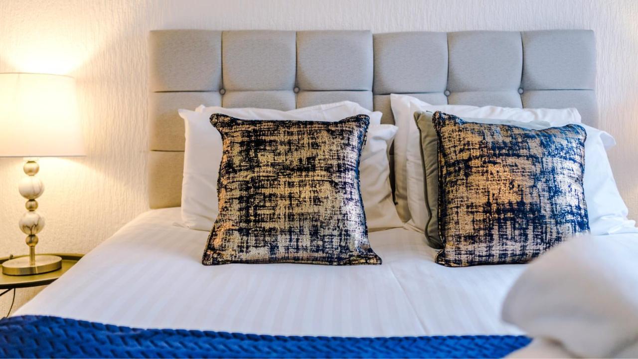 Newhall Road - 4 Bedroom Chester Home - Parking Wervin 외부 사진