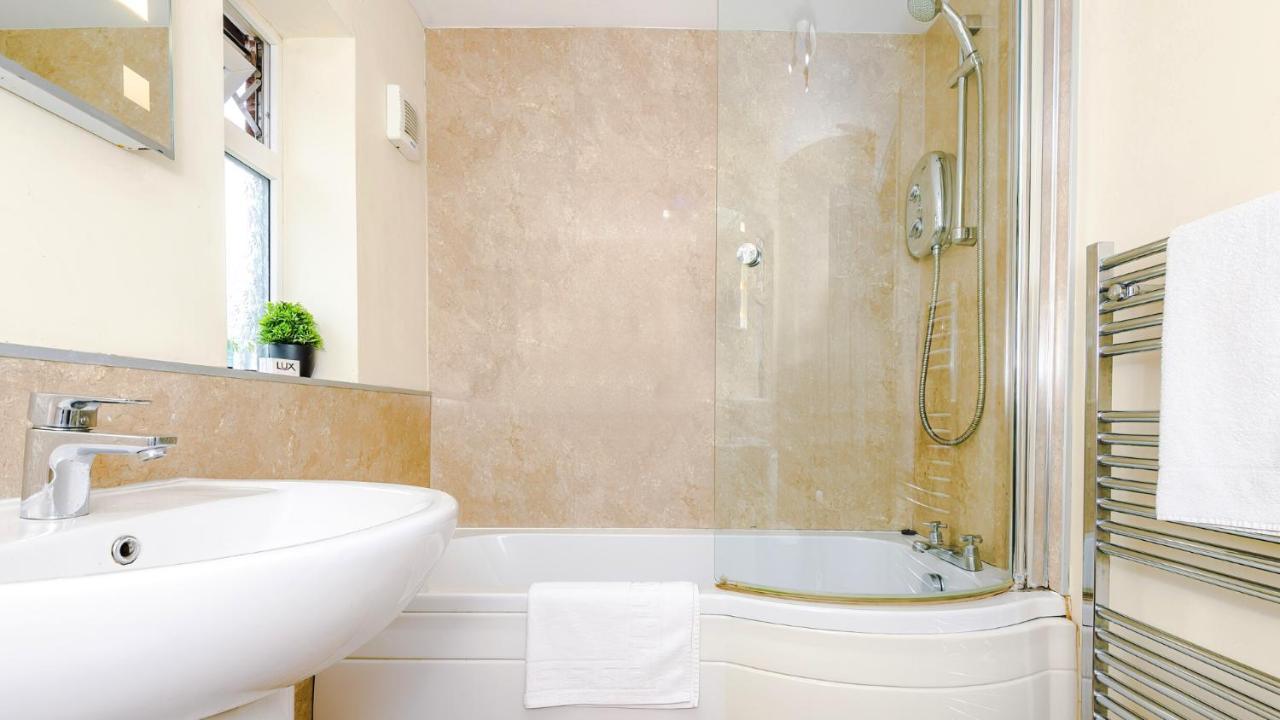 Newhall Road - 4 Bedroom Chester Home - Parking Wervin 외부 사진