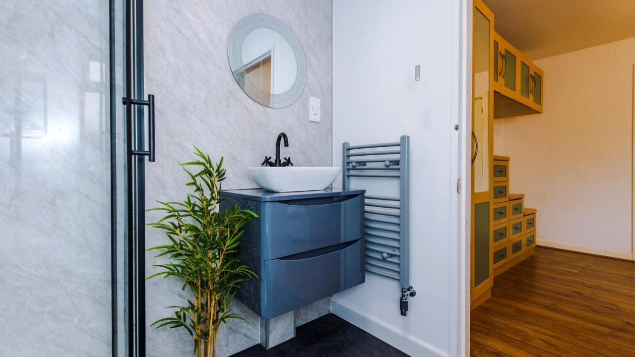 Newhall Road - 4 Bedroom Chester Home - Parking Wervin 외부 사진