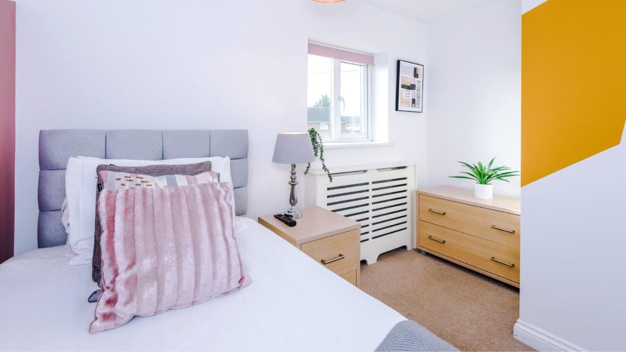 Newhall Road - 4 Bedroom Chester Home - Parking Wervin 외부 사진