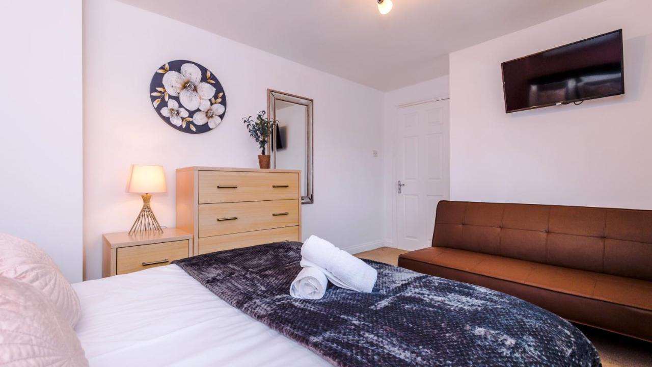 Newhall Road - 4 Bedroom Chester Home - Parking Wervin 외부 사진