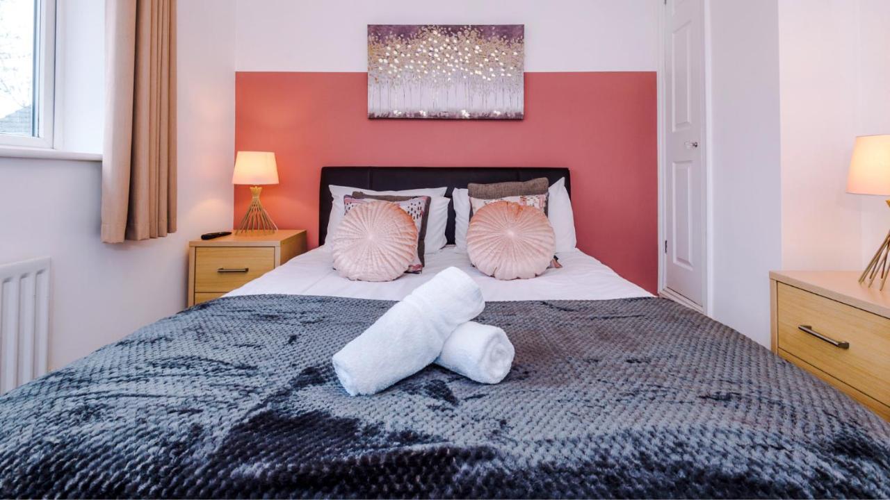 Newhall Road - 4 Bedroom Chester Home - Parking Wervin 외부 사진
