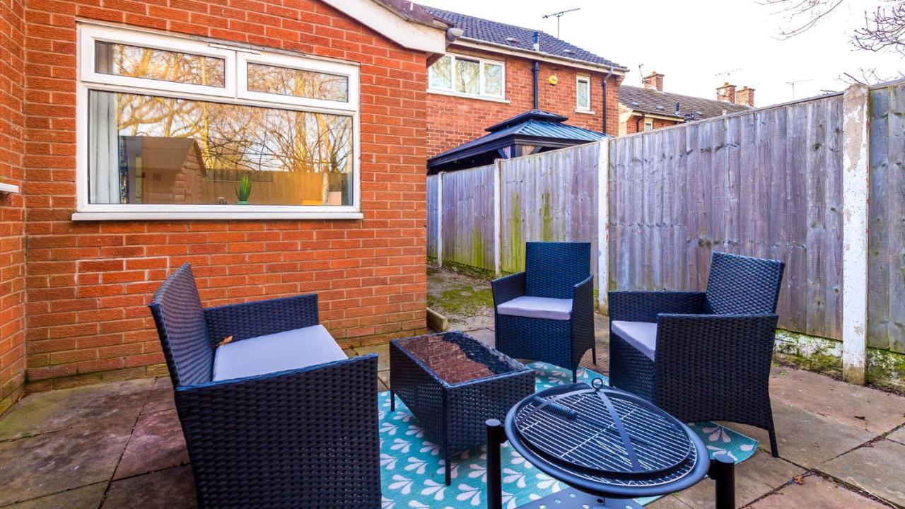 Newhall Road - 4 Bedroom Chester Home - Parking Wervin 외부 사진