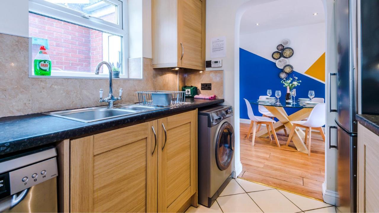 Newhall Road - 4 Bedroom Chester Home - Parking Wervin 외부 사진
